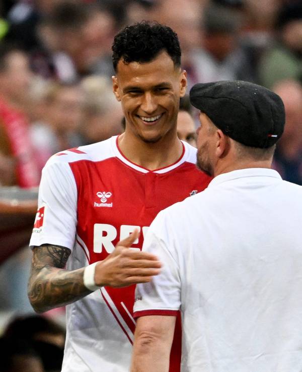 Davie Selke lächelt Steffen Baumgart an.