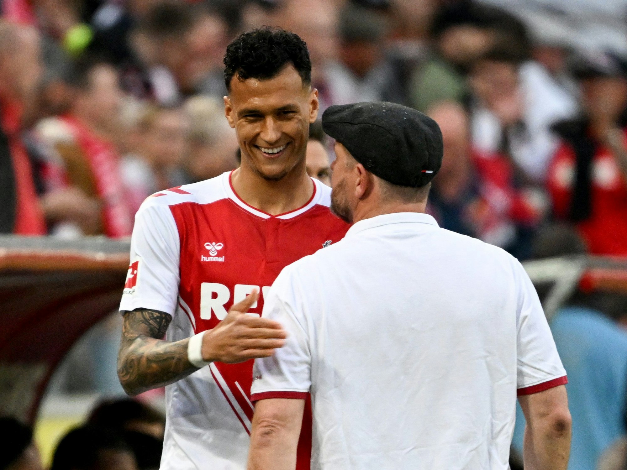 Davie Selke scherzt mit Steffen Baumgart.