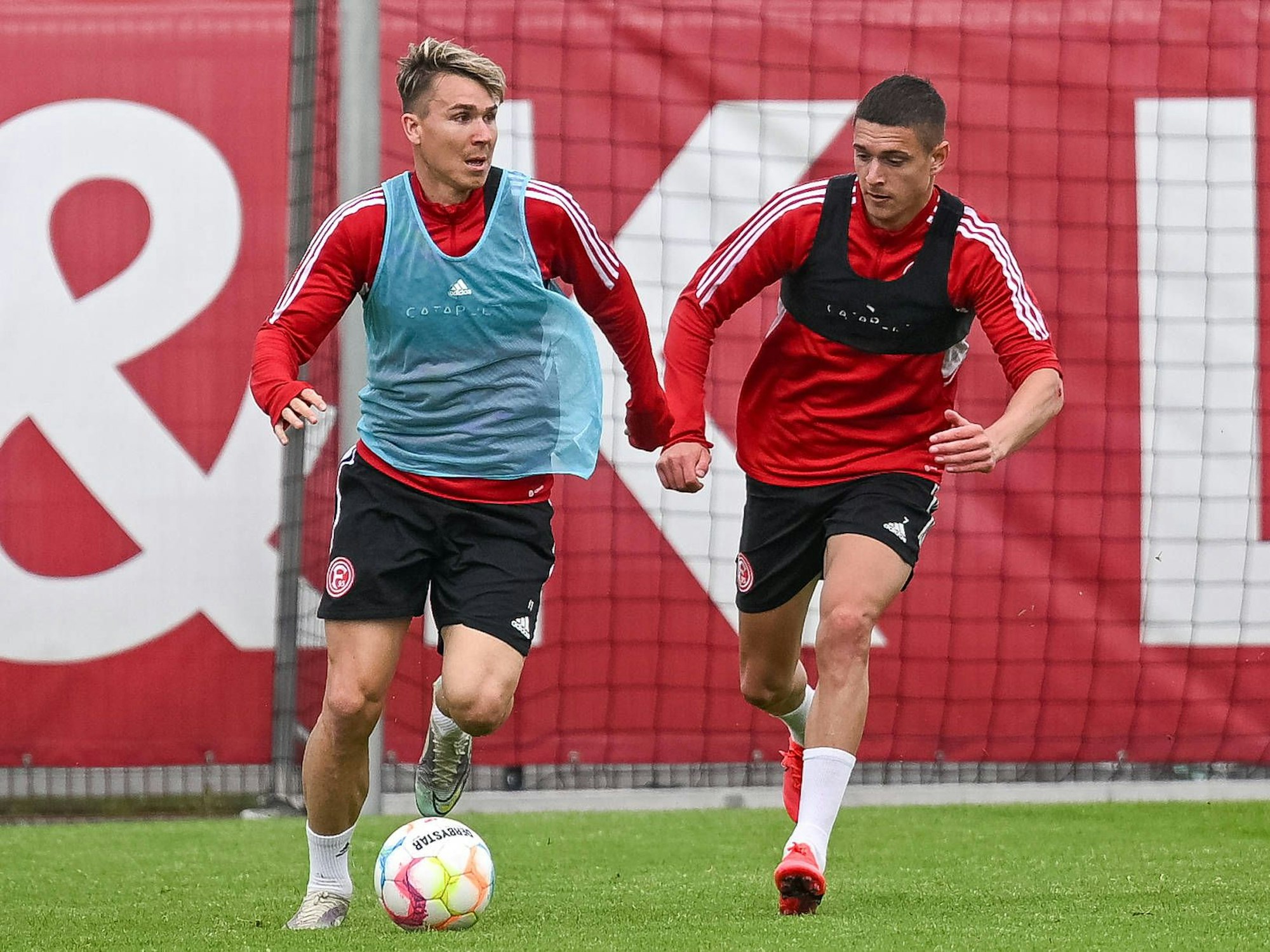 Felix Klaus (l.) und Kristoffer Peterson im Trainings-Zweikampf.