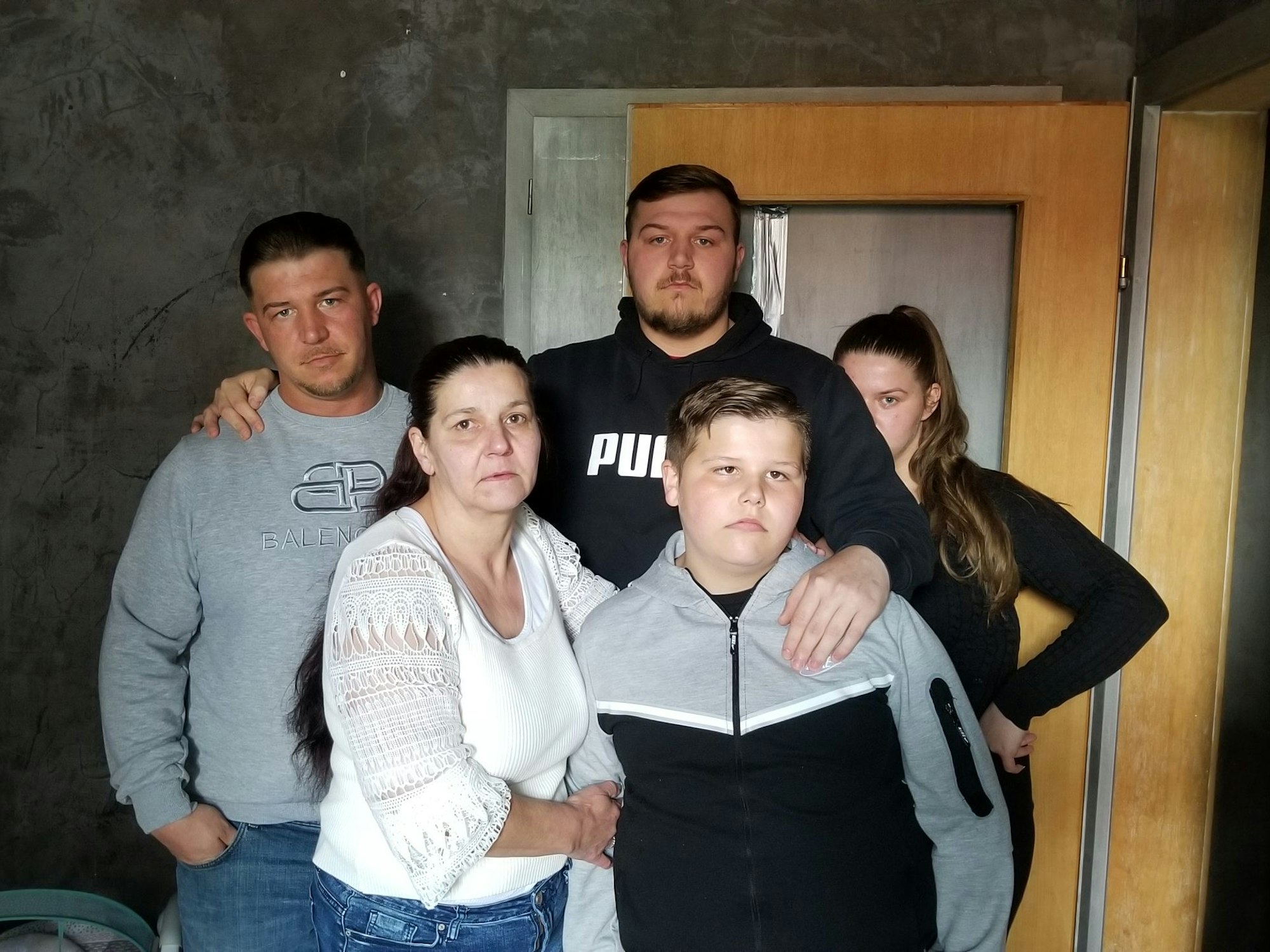 Familie Vietz musste am 16. Mai die Wohnung in der Weidengasse verlassen. Hinten v.l.: Johnny (30), Adriano (23) und Adriana (17) – vorne v.l. Mutter Maria (53) und Ferdinand (12)