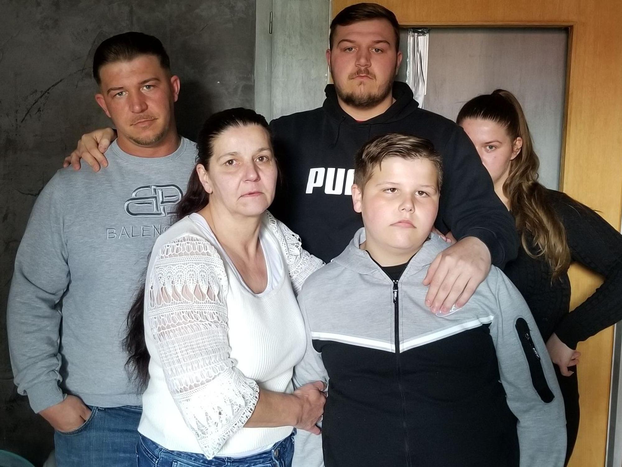 Familie Vietz muss am 16. Mai die Wohnung in der Weidengasse verlassen. Hinten v.l.: Johnny (30), Adriano (23) und Adriana (17) – vorne v.l. Mutter Maria (53) und Ferdinand (12)