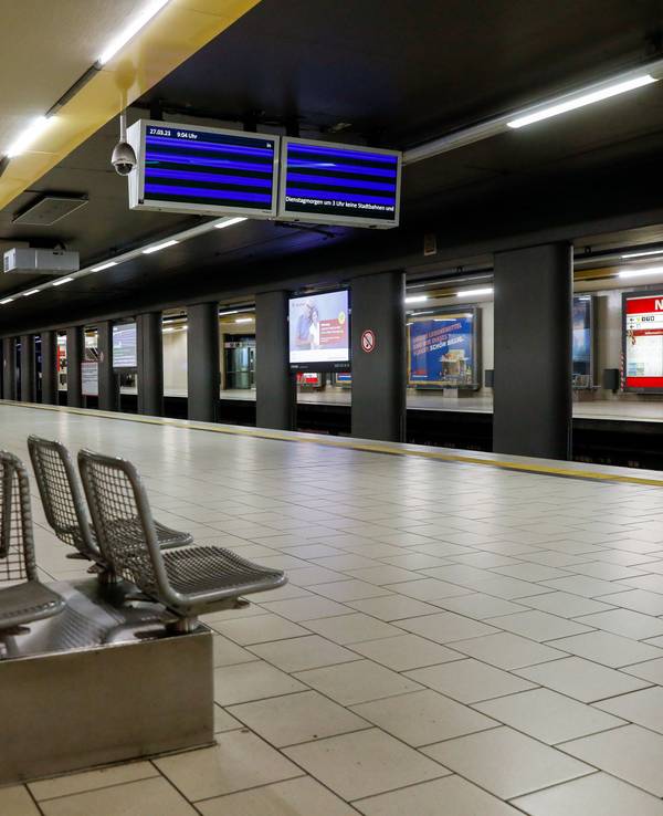Foto der leeren KVB-Haltestelle am Neumarkt in Köln.