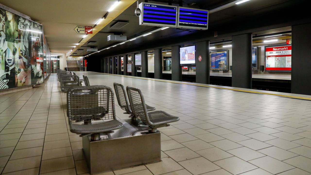 Foto der leeren KVB-Haltestelle am Neumarkt in Köln.