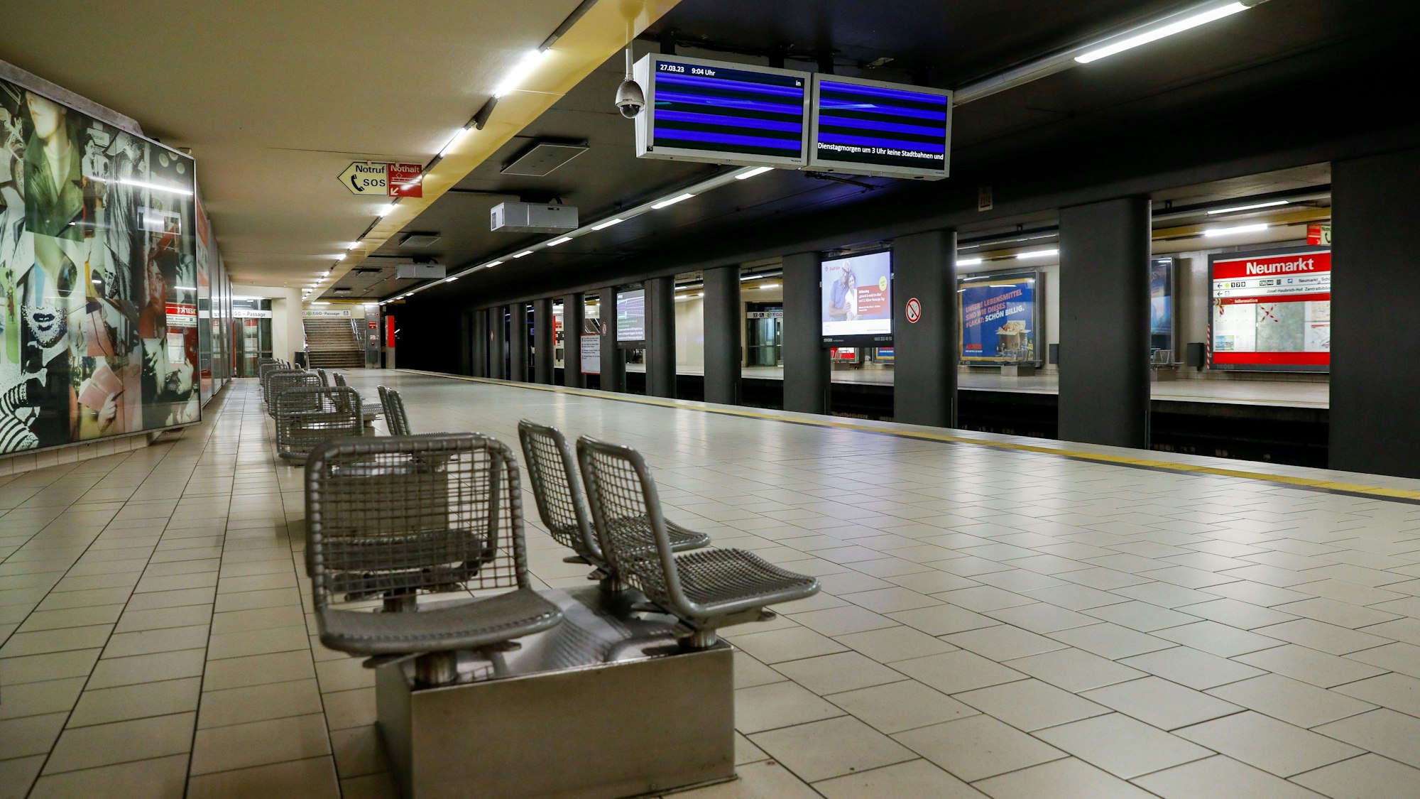 Foto der leeren KVB-Haltestelle am Neumarkt in Köln.