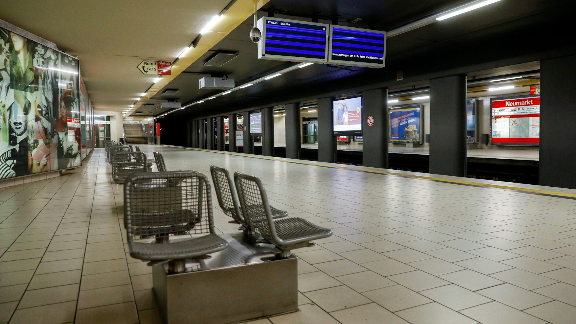 Leere Haltestelle am Neumarkt in Köln.