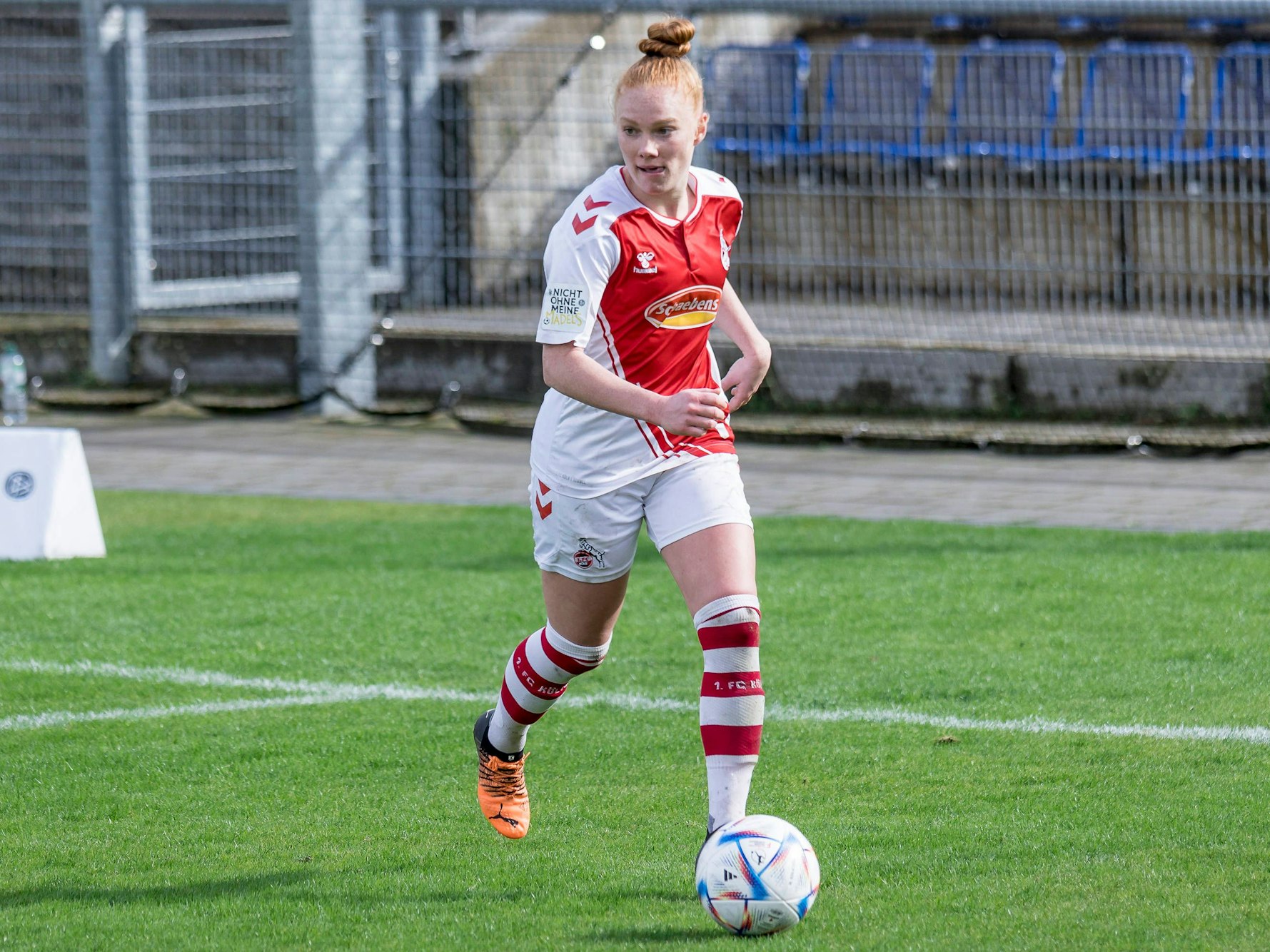 Laura Vogt (1. FC Köln) führt den Ball am Fuß.