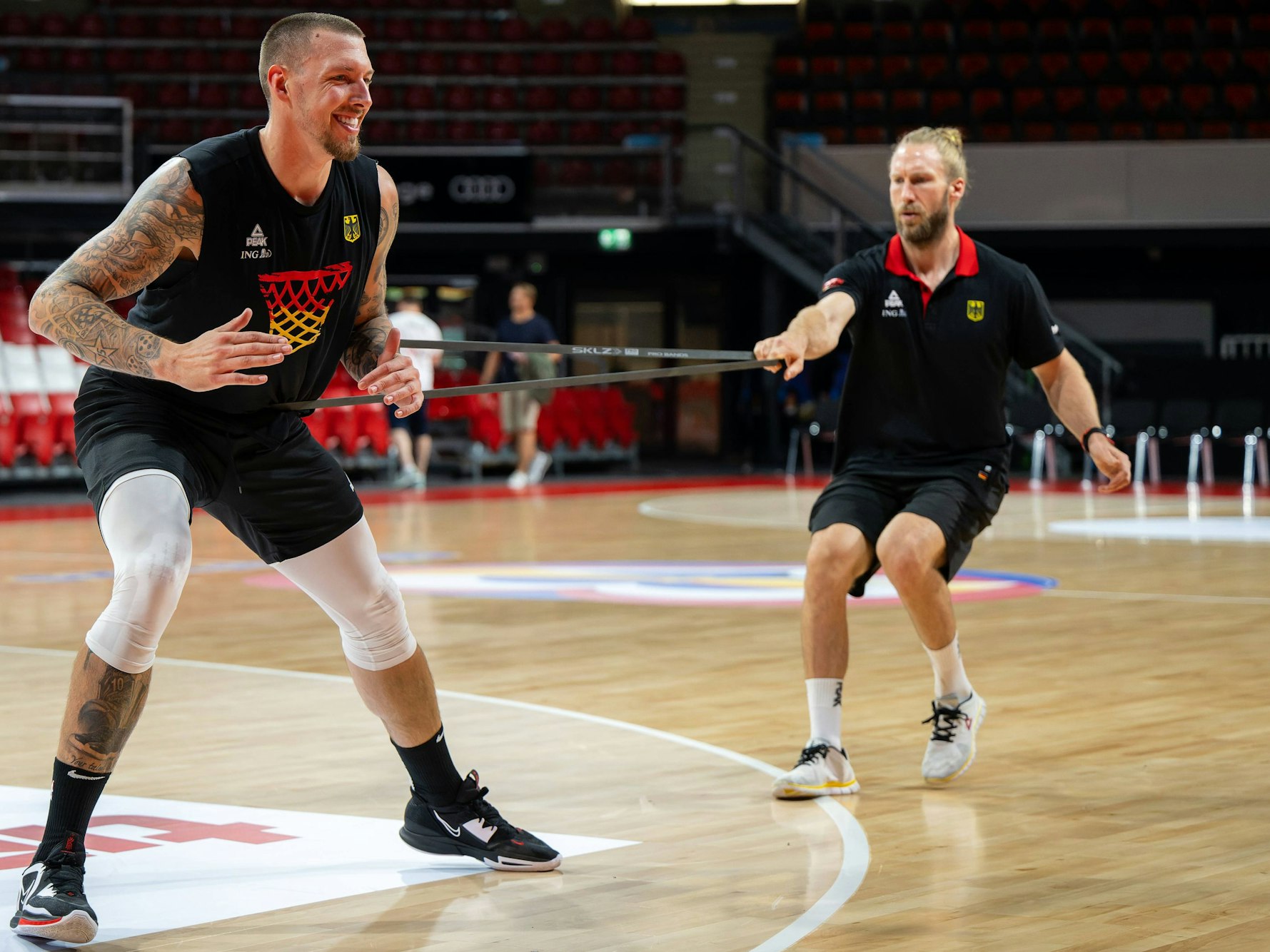 Daniel Theis (Deutschland) mit Athletik-Trainer Arne Greskowiak.