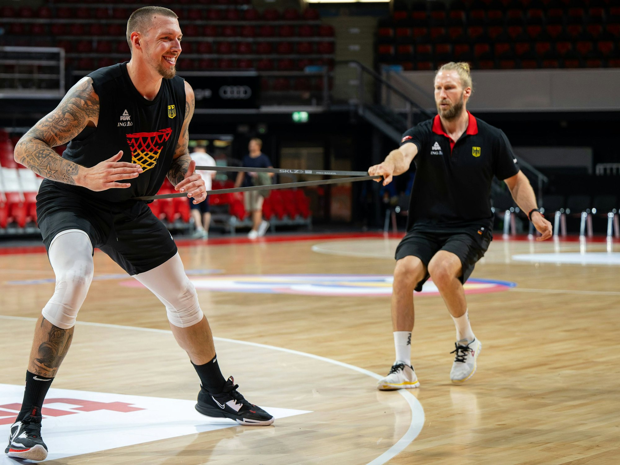 Daniel Theis (Deutschland) mit Athletik-Trainer Arne Greskowiak.