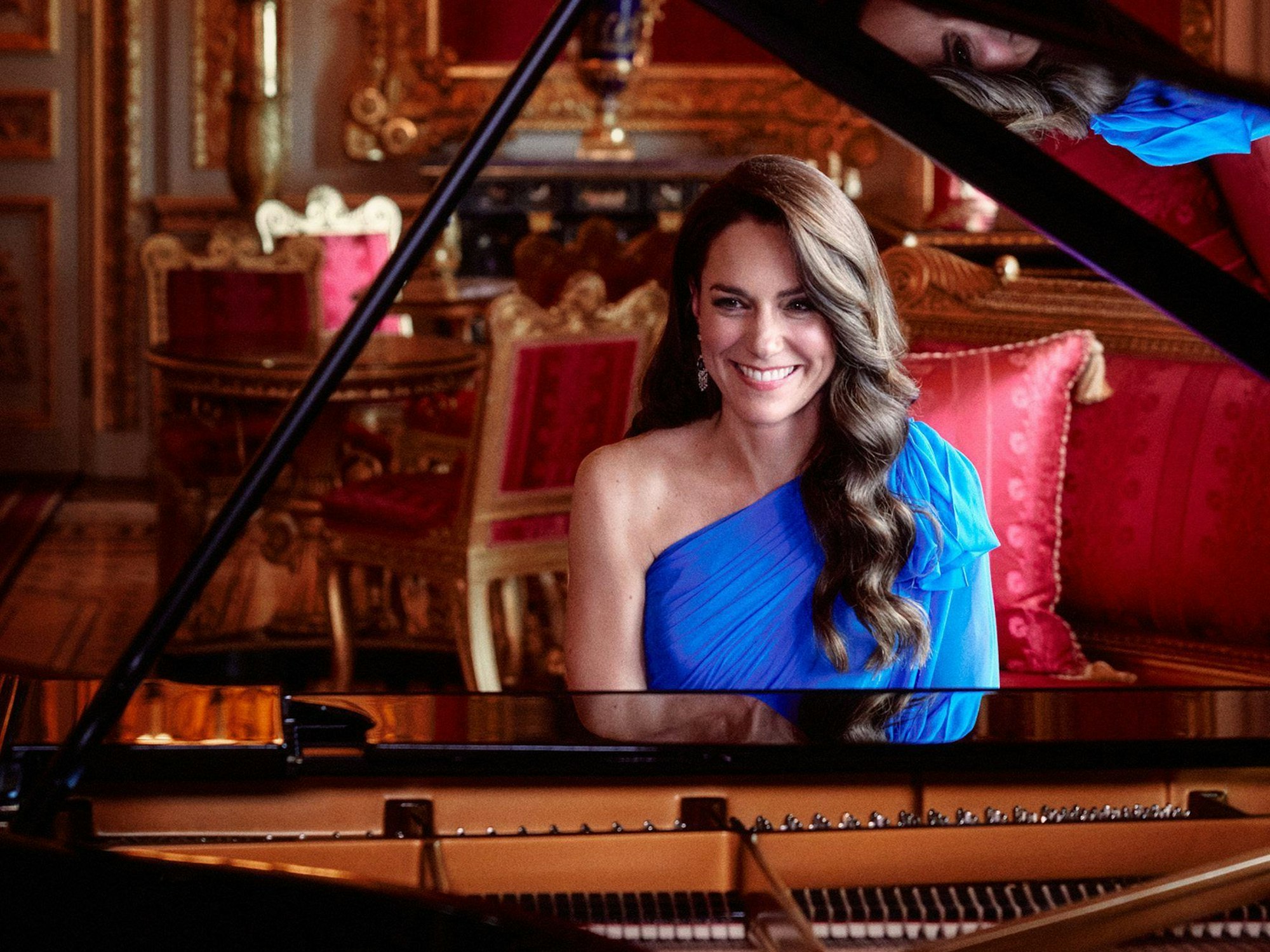 Undatiertes, vom Kensington Palast am 13.05.2023 herausgegebenes Handout-Foto von Kate, Prinzessin von Wales, bei der Aufnahme eines instrumentalen Klavierspiels von Joe Price und Kojo Samuel, das Anfang des Monats im Crimson Drawing Room von Schloss Windsor für die Eröffnungssequenz des großen Finales des Eurovision Song Contest 2023 am 13.05.20923 gefilmt wurde.