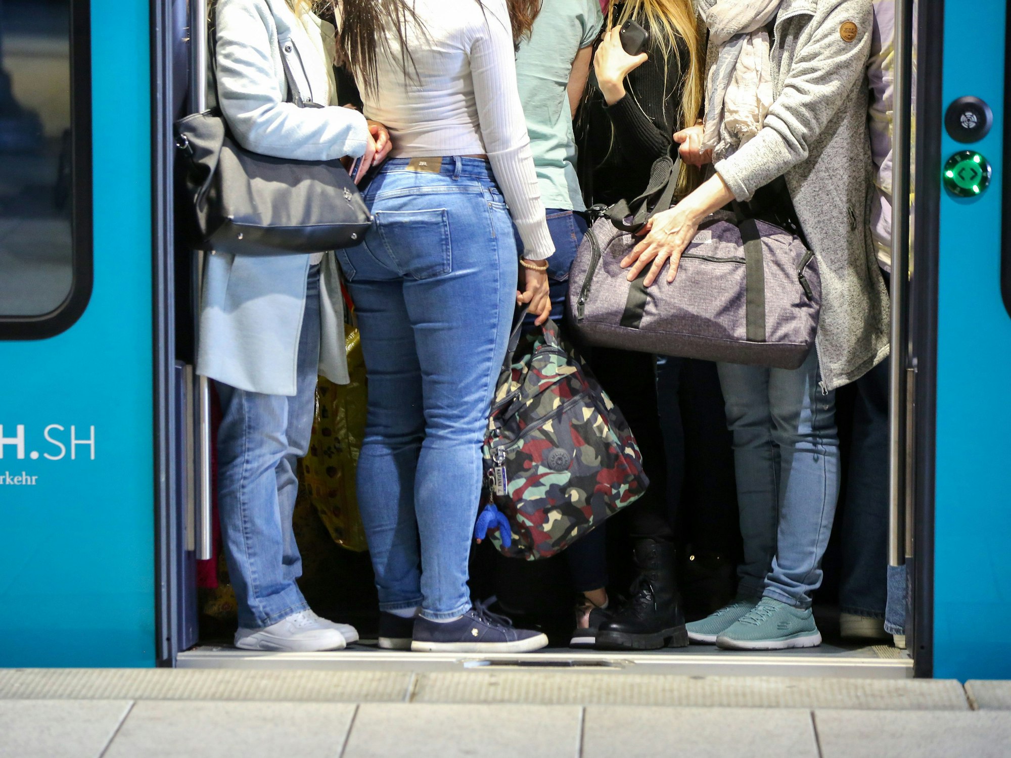 Dicht gedrängt warten Reisende im Hamburger Hauptbahnhof auf die Abfahrt eines Nahverkehrszuges.