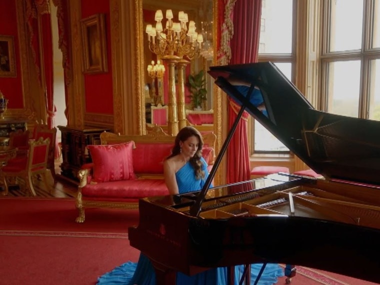 Kate, Prinzessin von Wales am Klavier auf Schloss Windsor. Einspieler ESC 2023