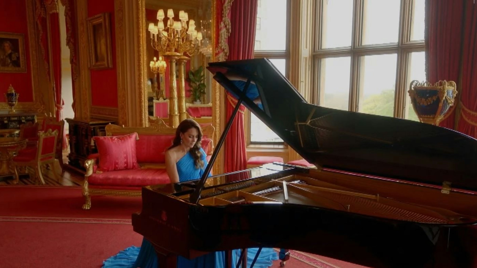 Kate, Prinzessin von Wales am Klavier auf Schloss Windsor. Einspieler ESC 2023