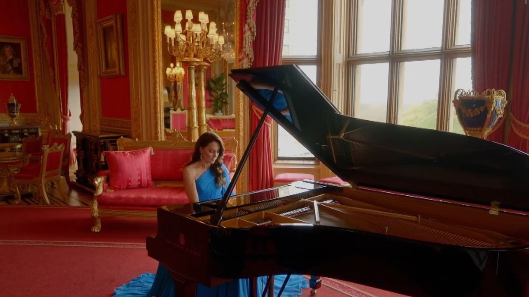 Kate, Prinzessin von Wales am Klavier auf Schloss Windsor. Einspieler ESC 2023