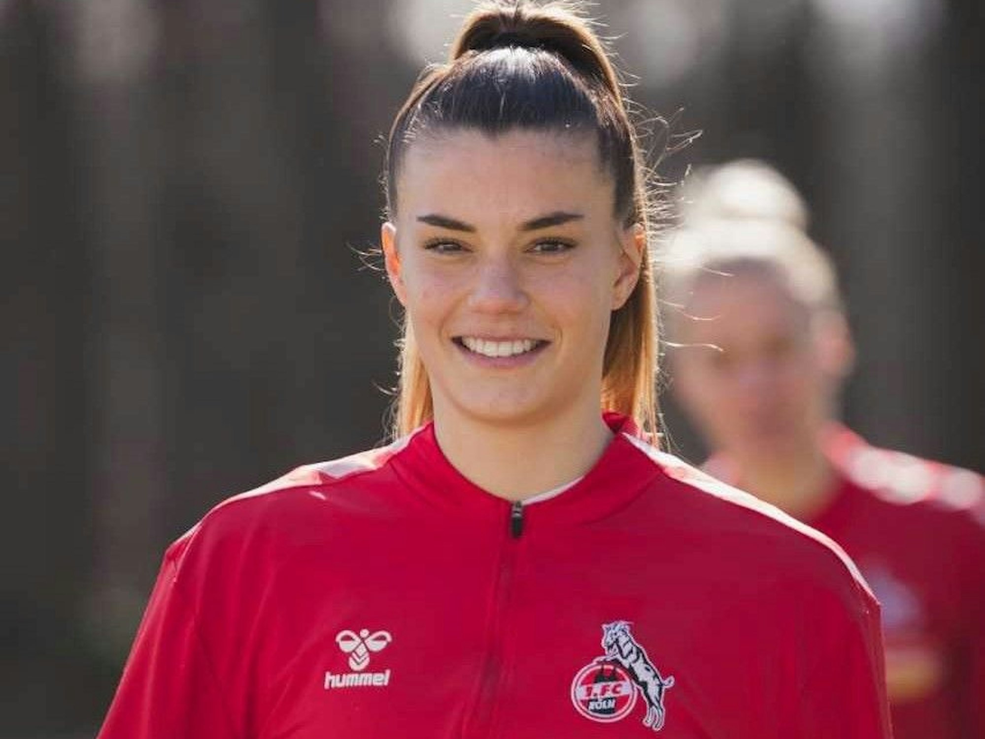 Selina Cerci, Stürmerin des 1. FC Köln, lächelt in die Kamera