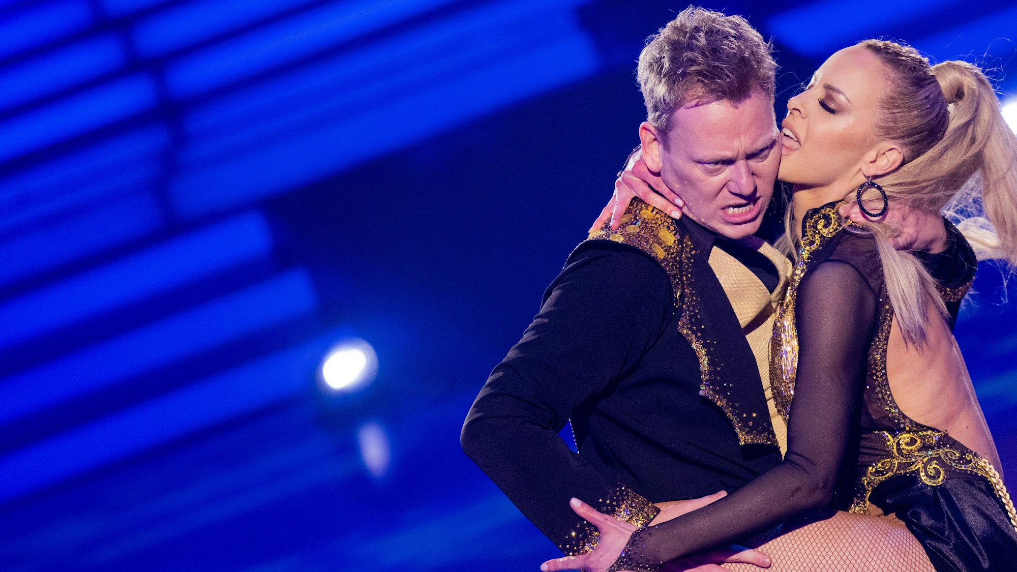 Knossi (bürgerlich Jens Knossalla), YouTuber, und Isabel Edvardsson, Profitänzerin, tanzen in der RTL-Tanzshow „Let's Dance“ im Coloneum.