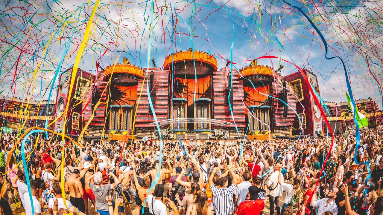 Menschen stehen im Juli 2022 vor der Parookaville-Mainstage. Bunte Luftschlangen fliegen durch die Luft.
