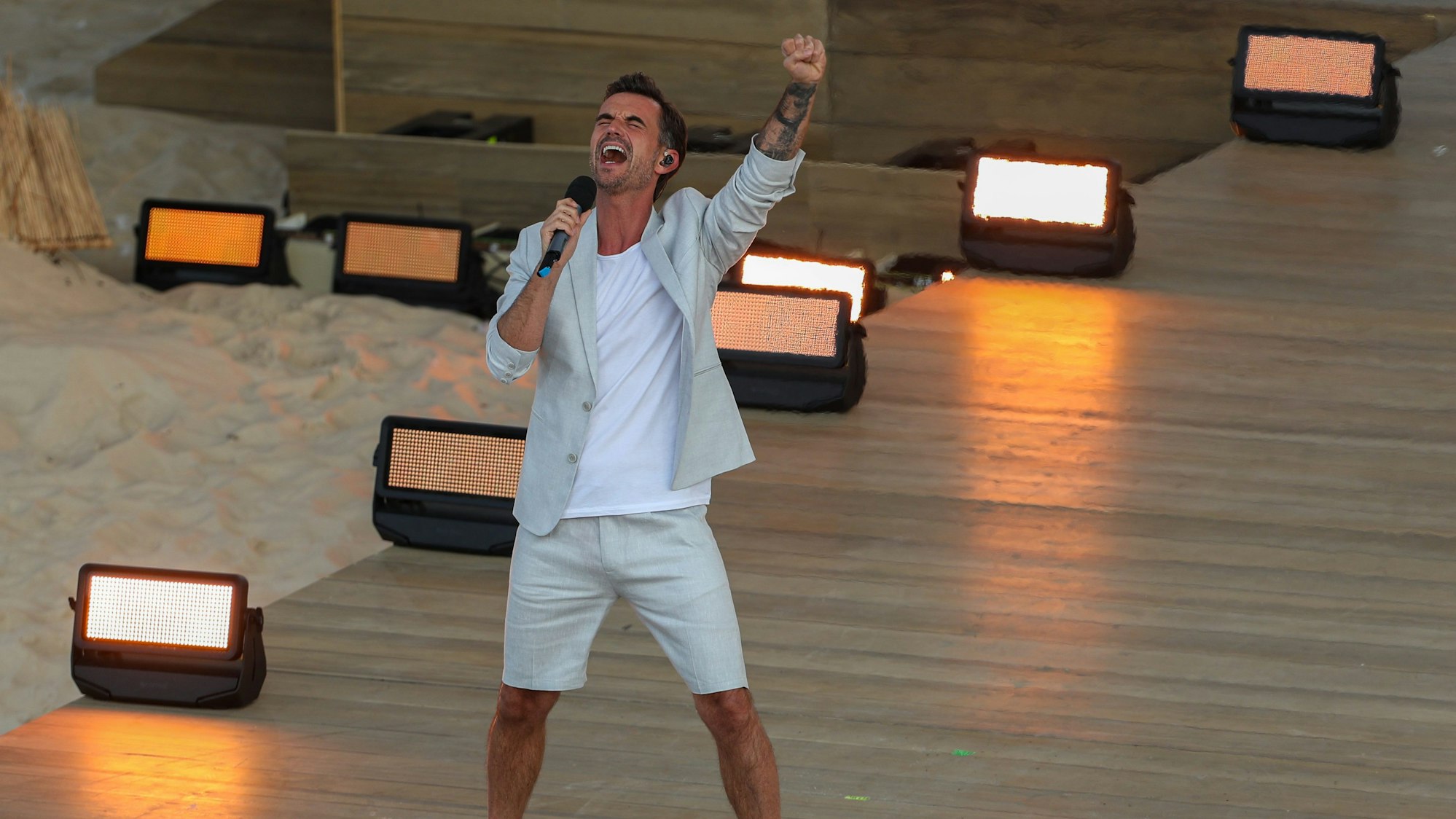 Moderator Florian Silbereisen steht während der Sendung „Die große Schlagerstrandparty 2022“ im Amphitheater in Gelsenkirchen auf der Bühne.