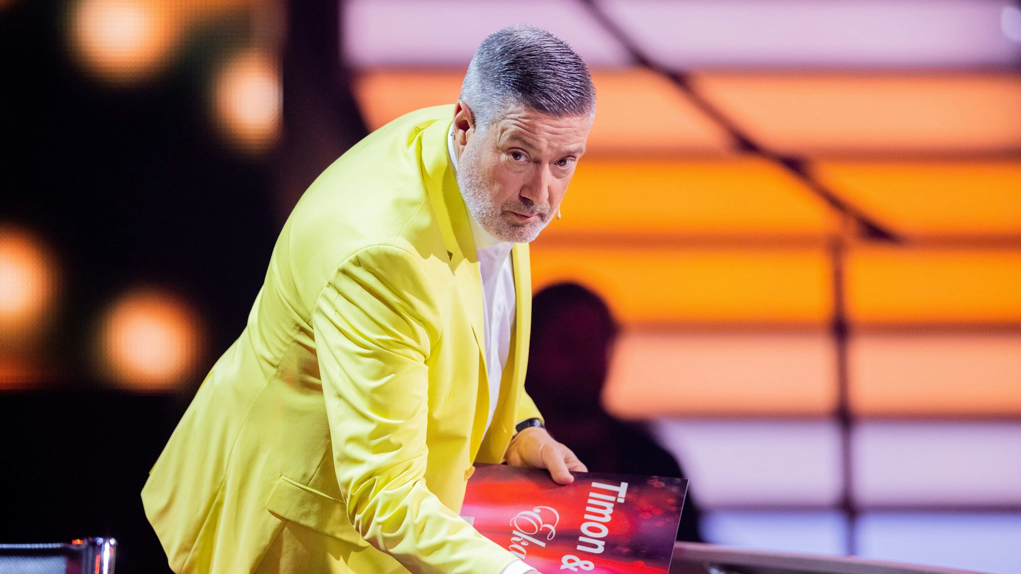 Joachim Llambi, Jurymitglied, steht in der RTL-Tanzshow "Let's Dance" im Coloneum am Jurypult.