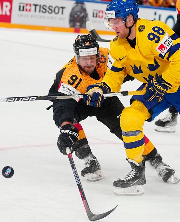 Eishockey-WM: Moritz Müller (l) aus Deutschland gegen Alexander Nylander aus Schweden.