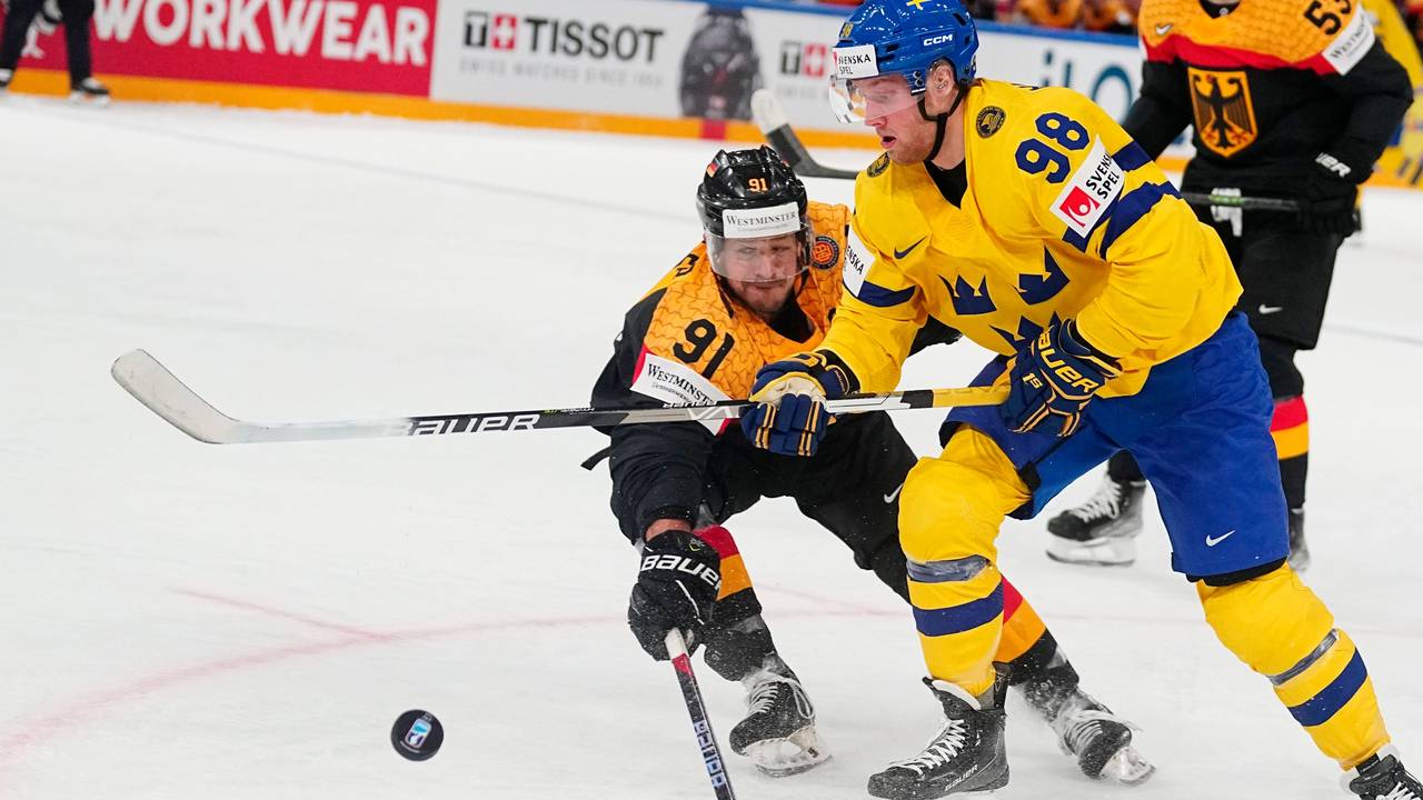 Eishockey-WM: Moritz Müller (l) aus Deutschland gegen Alexander Nylander aus Schweden.