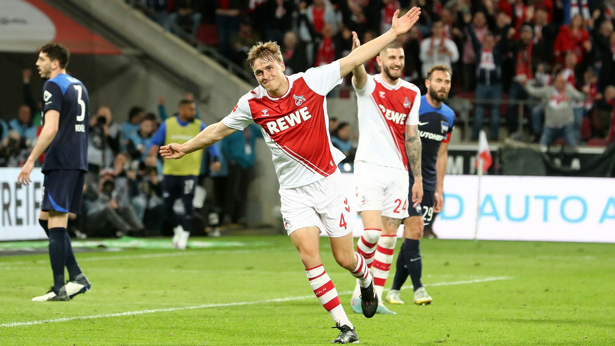 Timo Hübers bejubelt sein Tor zum 4:2 gegen Hertha BSC mit ausgebreiteten Armen.