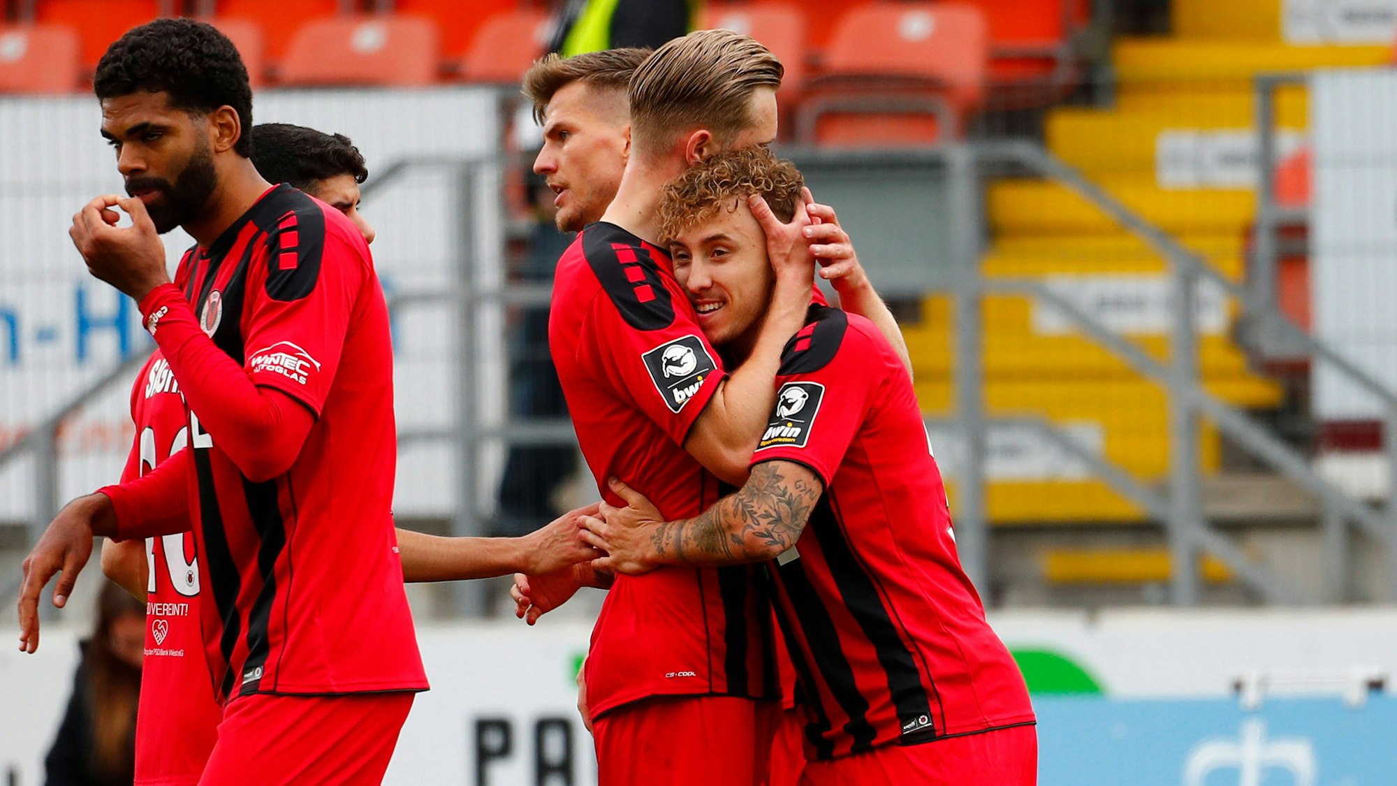 Vikotria-Spieler Luca Marseiler (r.) wird von seinem Teamkollegen nach seinem Treffer umarmt.