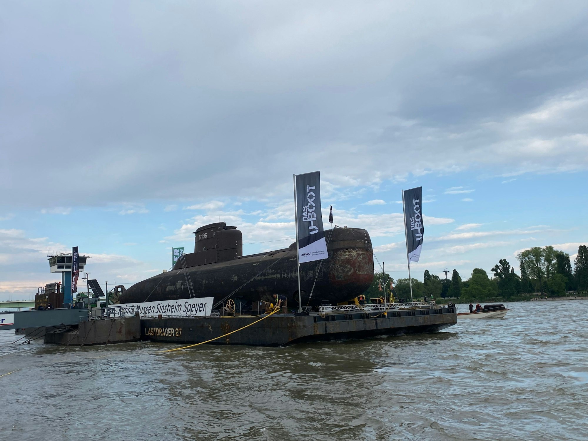 Das U-Boot U17 liegt für eine Nacht am Rheinufer in Köln vor Anker