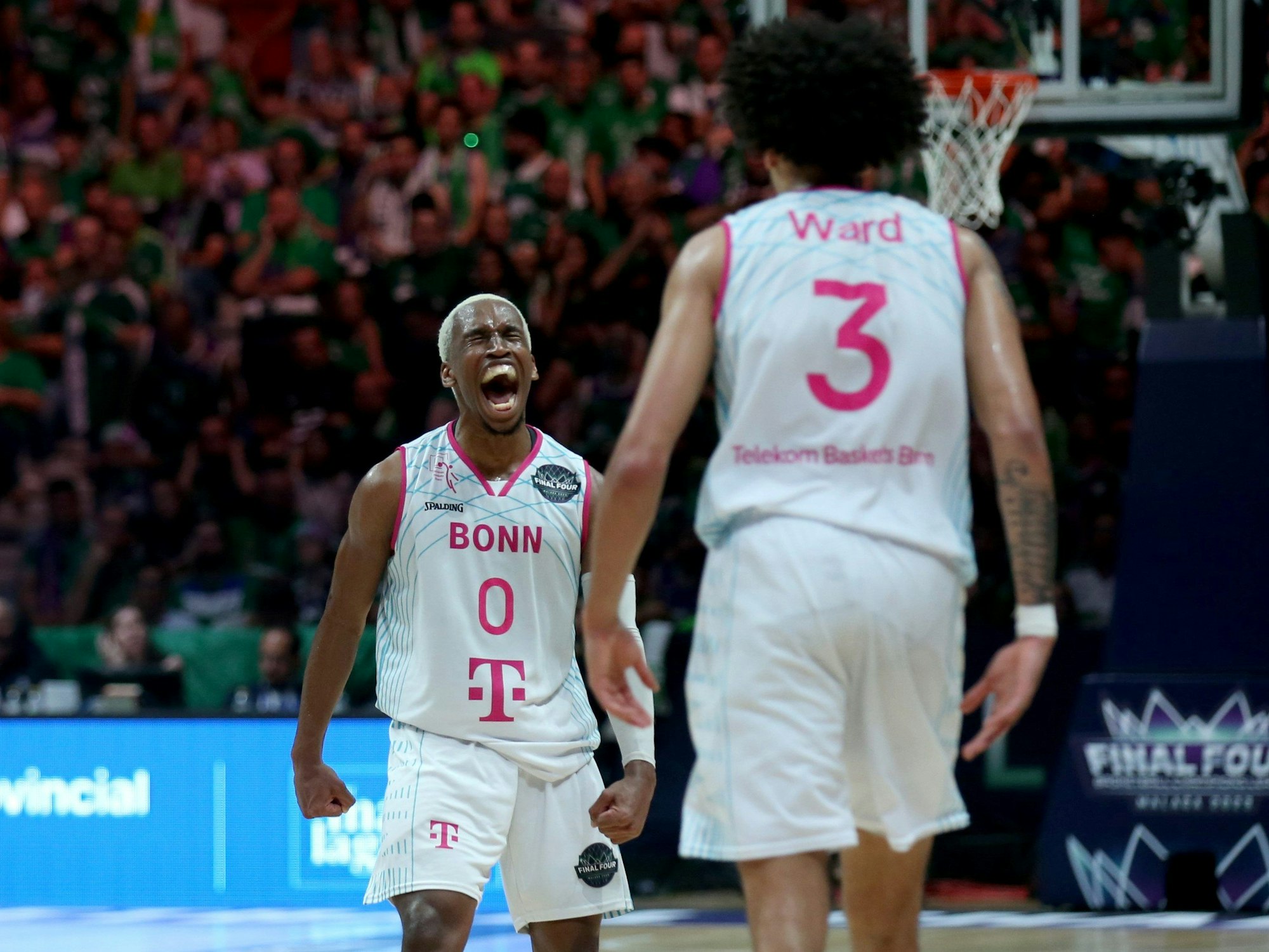 Bonns TJ Shorts II (l) und Tyson Ward jubeln.