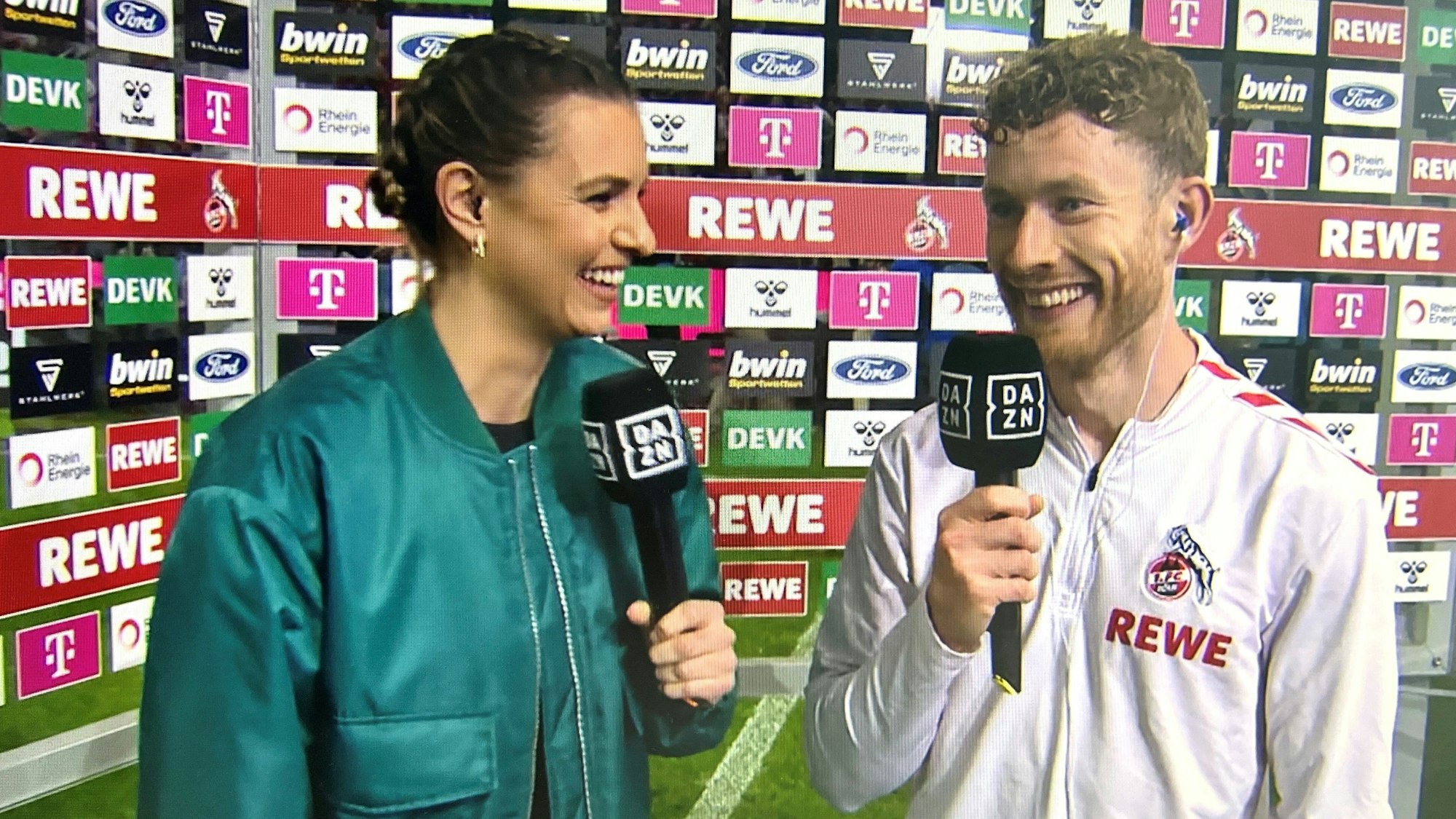 Florian Kainz lacht beim Interview mit Laura Wontorra.