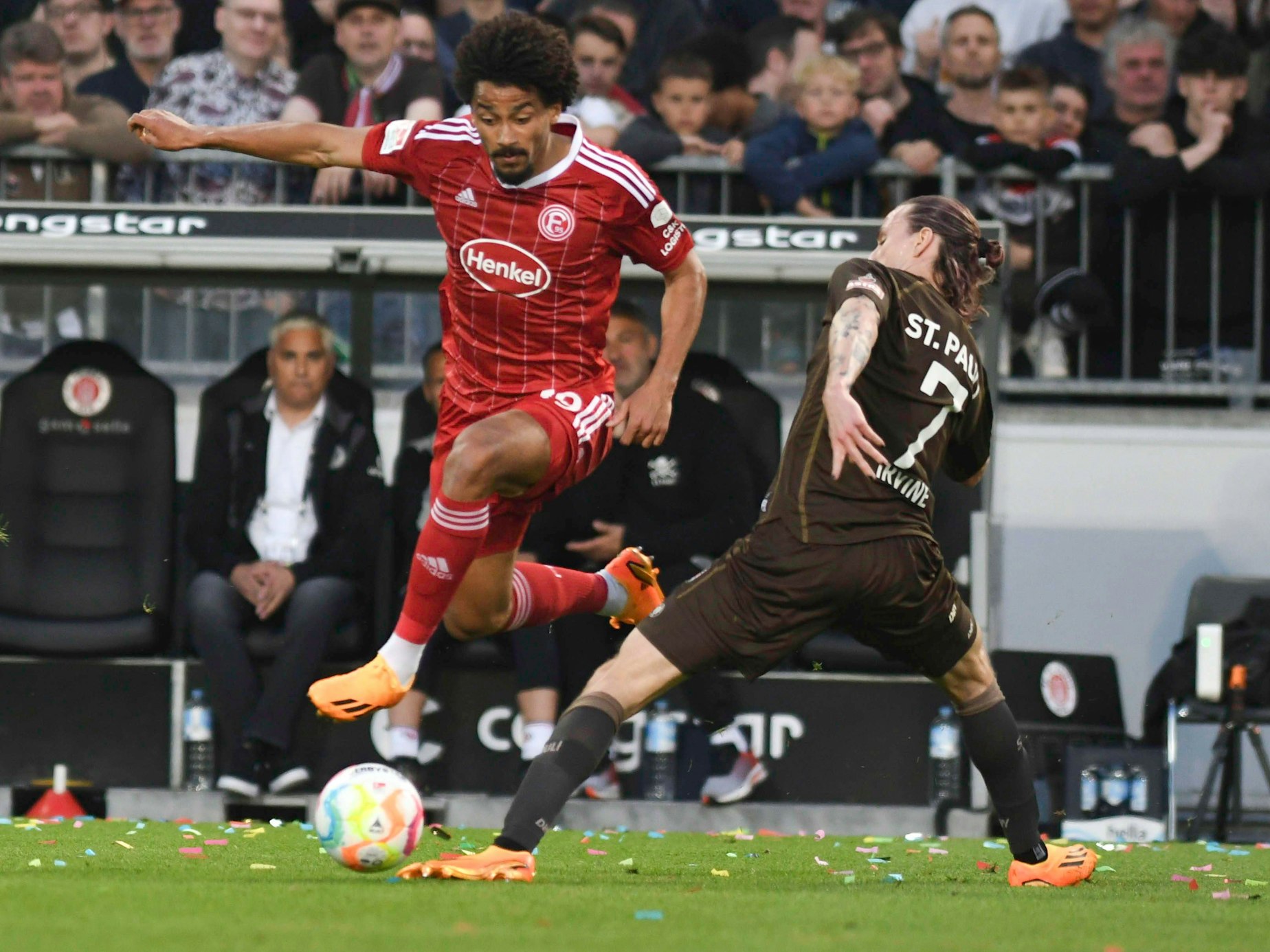 Emmanuel Iyoha kämpft mit St. Paulis Jackson Irvine um den Ball.