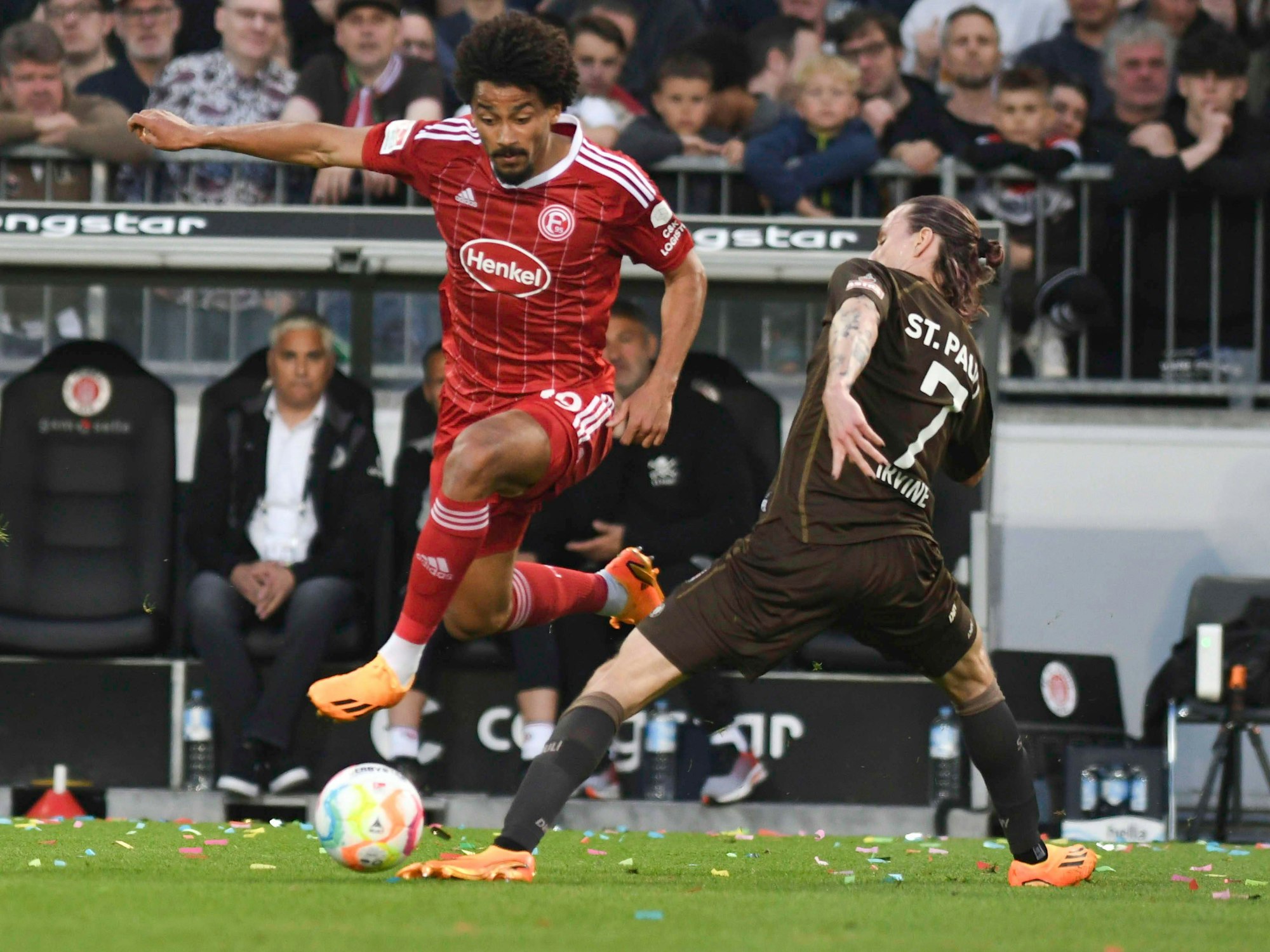 Emmanuel Iyoha kämpft mit St. Paulis Jackson Irvine um den Ball.