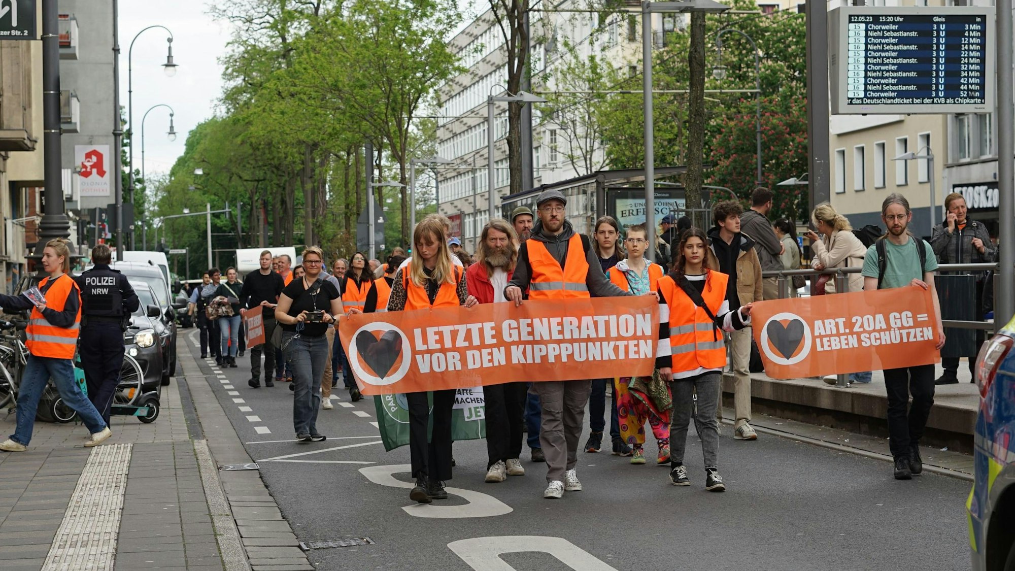 Die Letzte Generation bei der Aktion in Köln. Diesmal wurde es ein Protestmarsch ohne Festkleben.