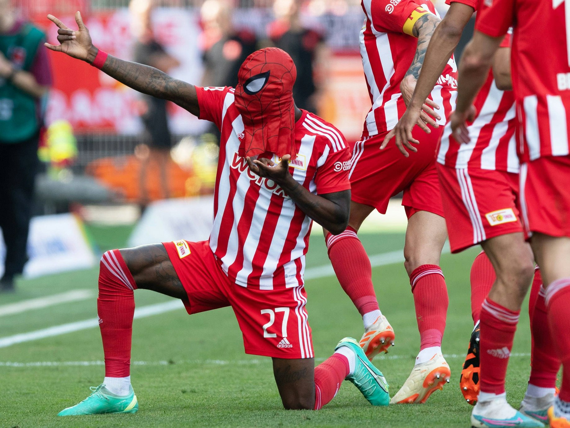 Sheraldo Becker jubelt mit Spiderman-Maske.