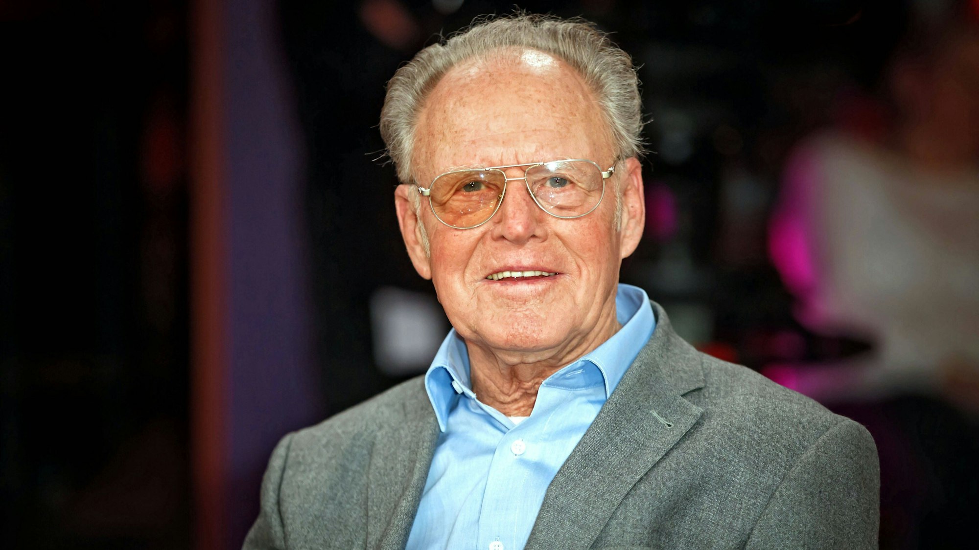 Radsport-Legende Gustav Schur schaut bei einer Talkshow im MDR in die Kamera.