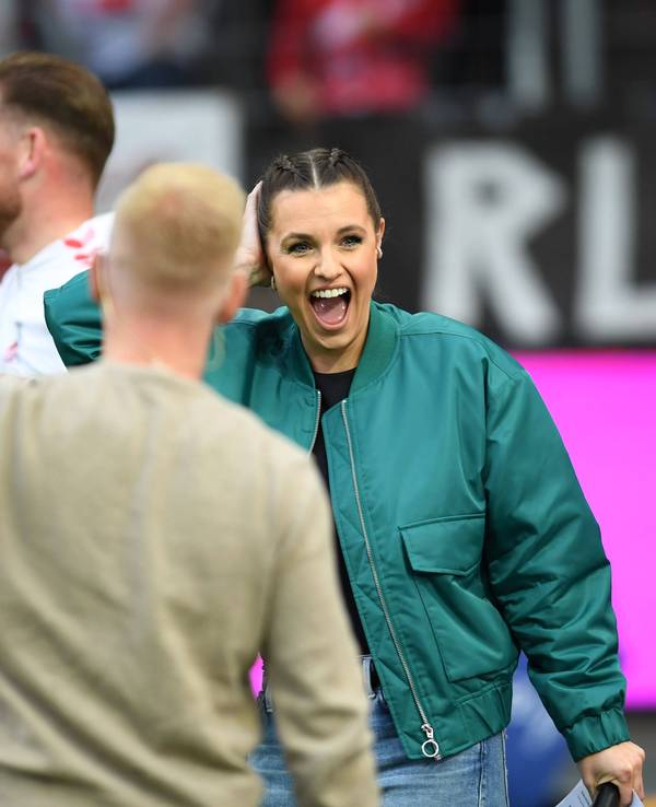 TV-Moderatorin Laura Wontorra wurde Freitagabend vor dem Bundesliga-Spiel 1. FC Köln gegen Hertha BSC am Kopf getroffen.