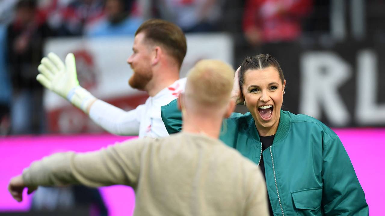 TV-Moderatorin Laura Wontorra wurde Freitagabend vor dem Bundesliga-Spiel 1. FC Köln gegen Hertha BSC am Kopf getroffen.
