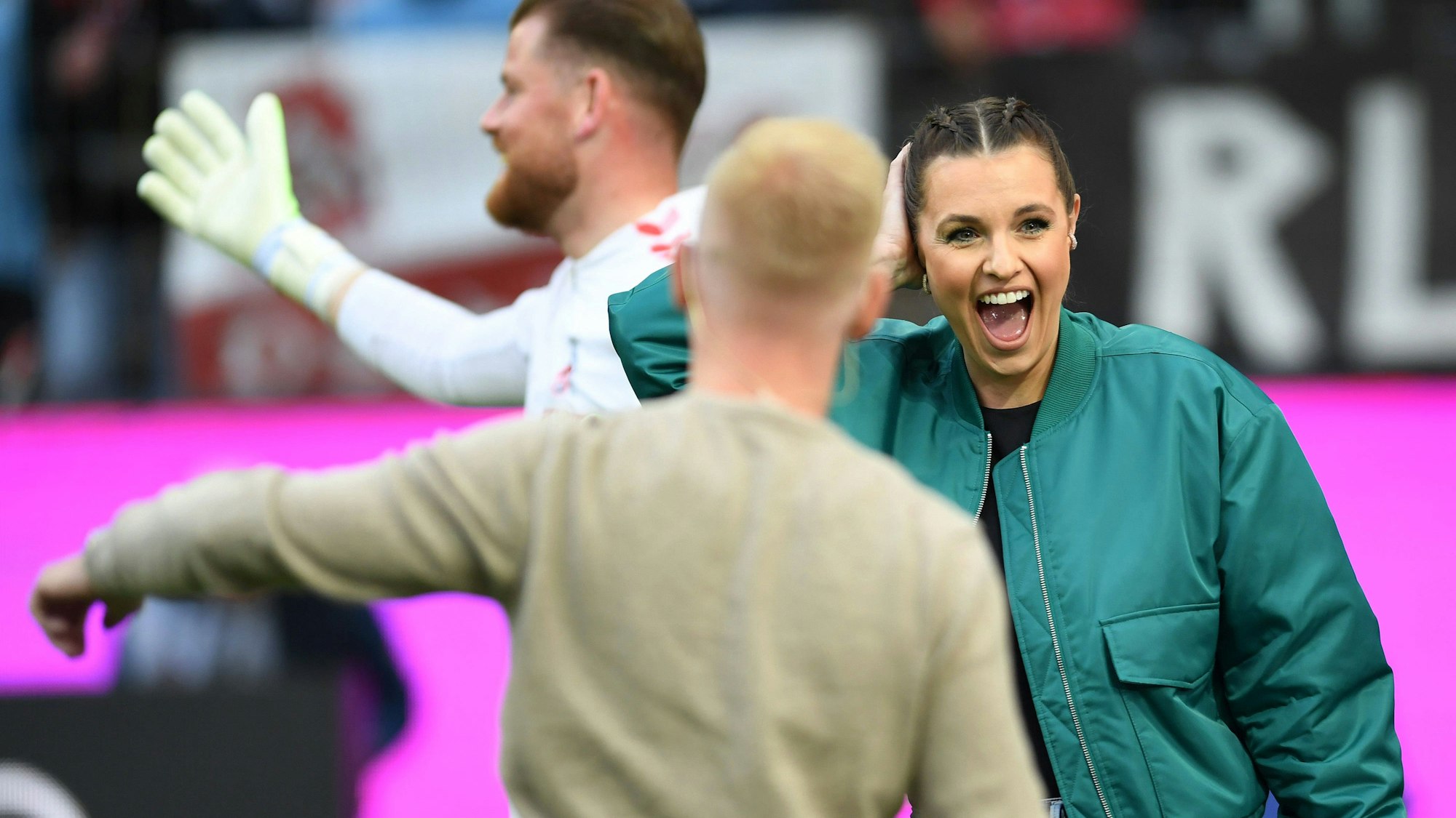 TV-Moderatorin Laura Wontorra wurde Freitagabend vor dem Bundesliga-Spiel 1. FC Köln gegen Hertha BSC am Kopf getroffen.