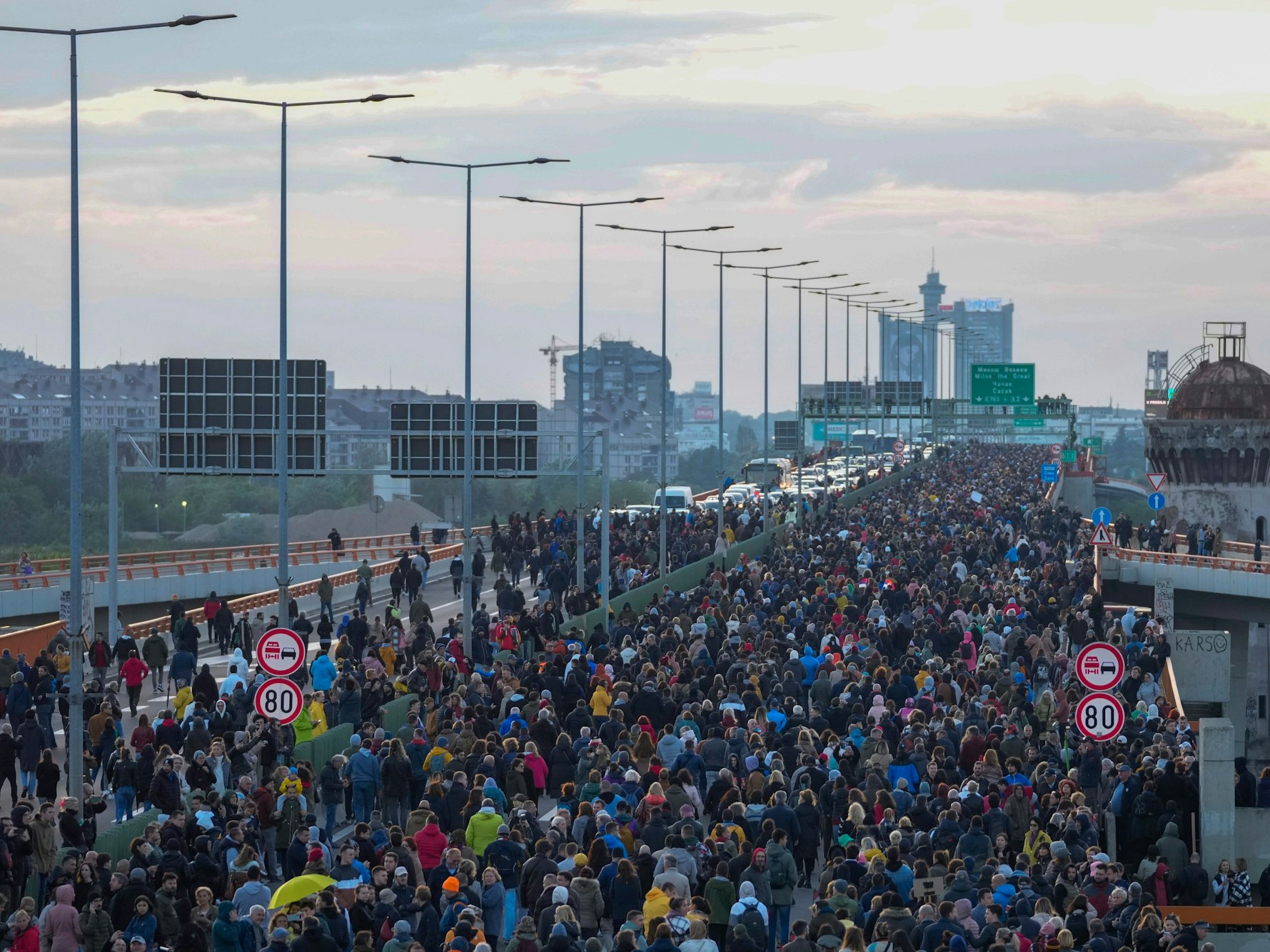 Menschen blockieren am Freitag, 12. Mai 2023, in Belgrad eine Autobahn während einer Demonstration gegen Gewalt.