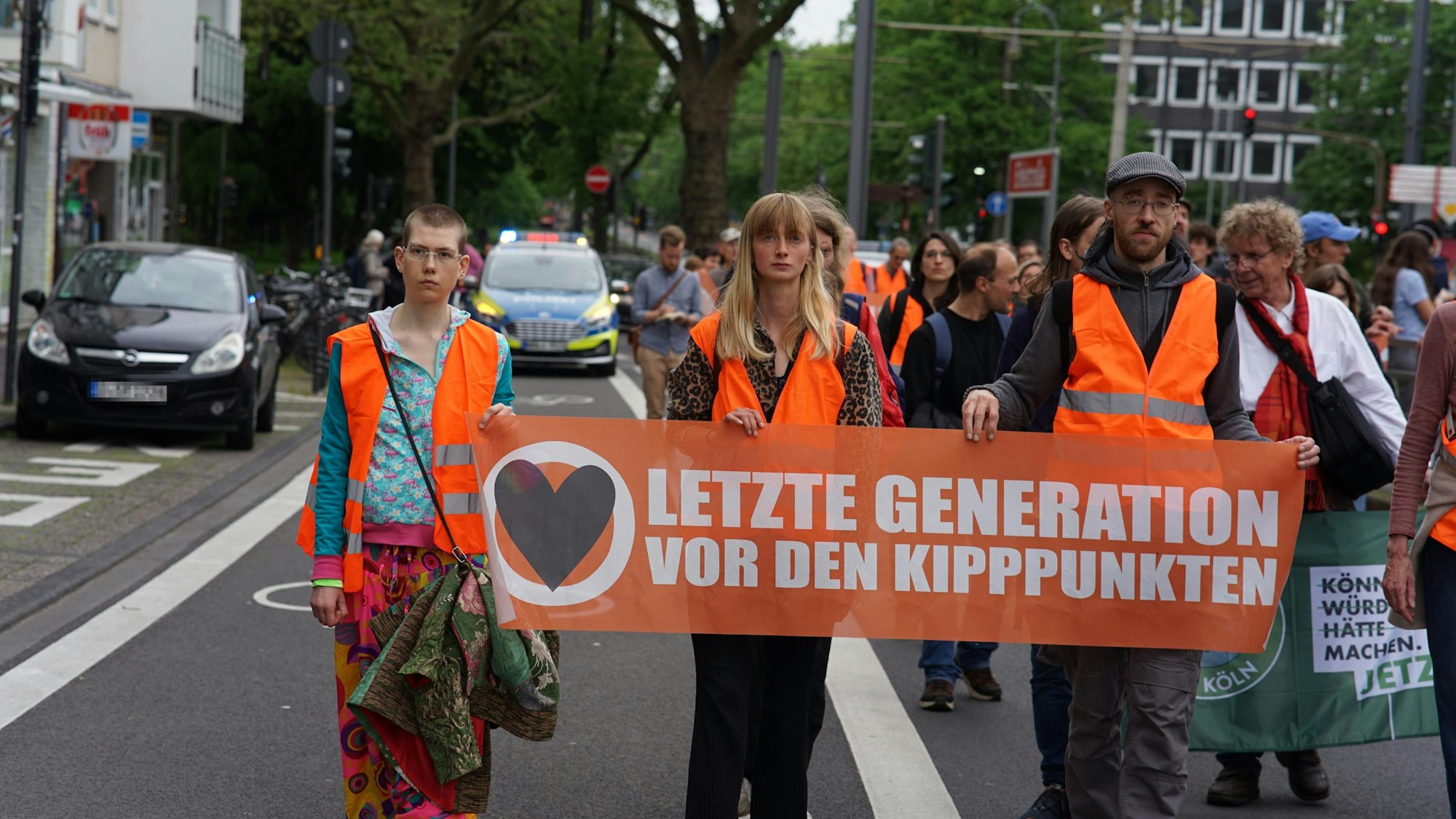 Die Letzte Generation bei der Aktion in Köln. Diesmal wurde es ein Protestmarsch ohne Festkleben.