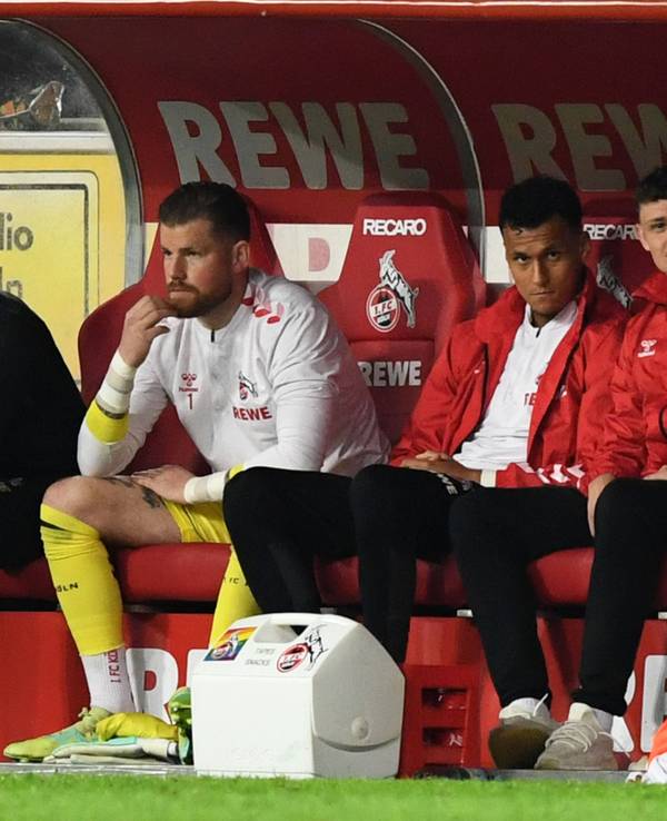 Timo Horn, Davie Selke und Eric Martel sitzen auf der Bank des 1. FC Köln.