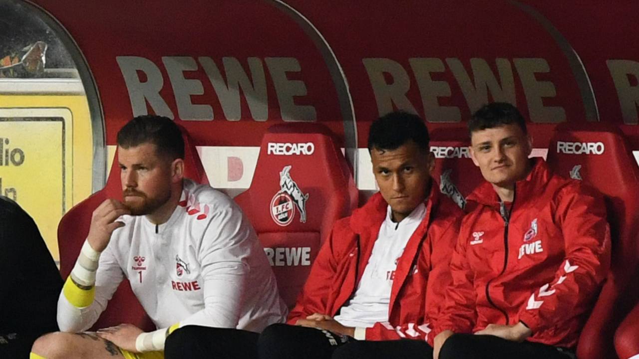 Timo Horn, Davie Selke und Eric Martel sitzen auf der Bank des 1. FC Köln.