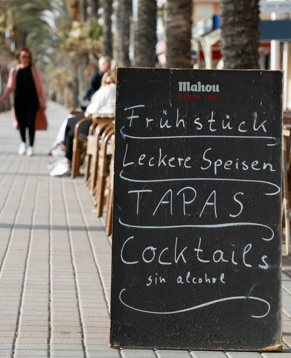 Au dem Bild ist eine Speisekarte vor einer Bar am Strand von Arenal auf Mallorca zu sehen.