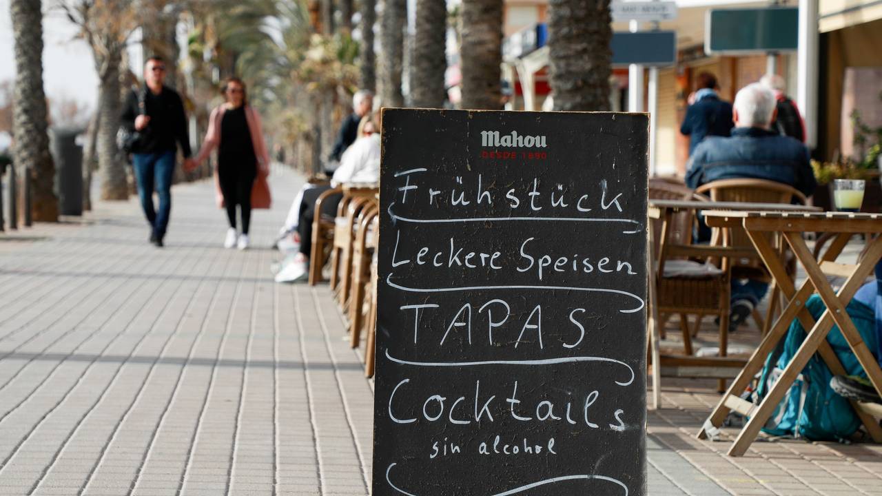 Au dem Bild ist eine Speisekarte vor einer Bar am Strand von Arenal auf Mallorca zu sehen.