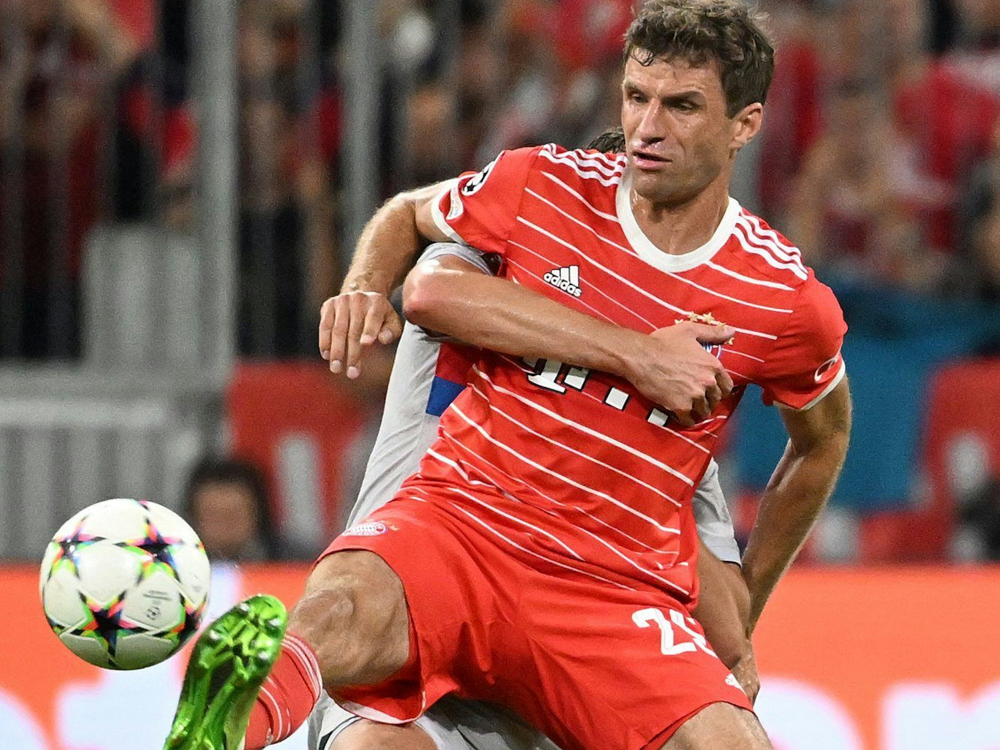 Münchens Thomas Müller im Zweikampf um den Ball.