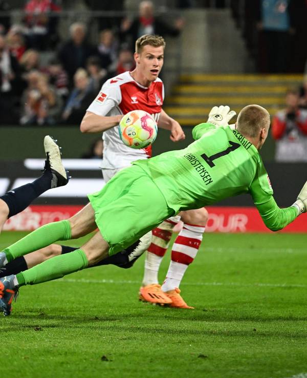 Steffen Tigges scheitert an Herthas Torwart Oliver Christensen.