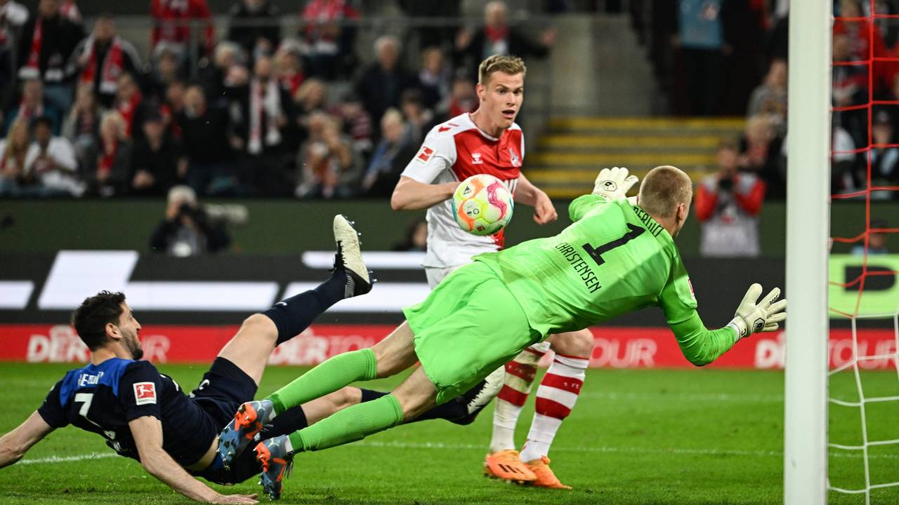 Steffen Tigges scheitert an Herthas Torwart Oliver Christensen.
