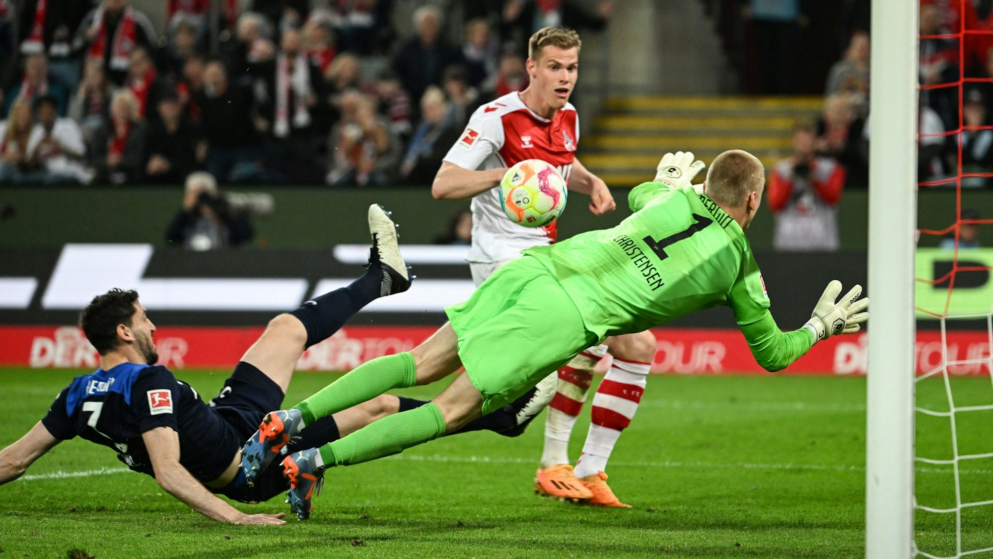 Steffen Tigges scheitert an Herthas Torwart Oliver Christensen.