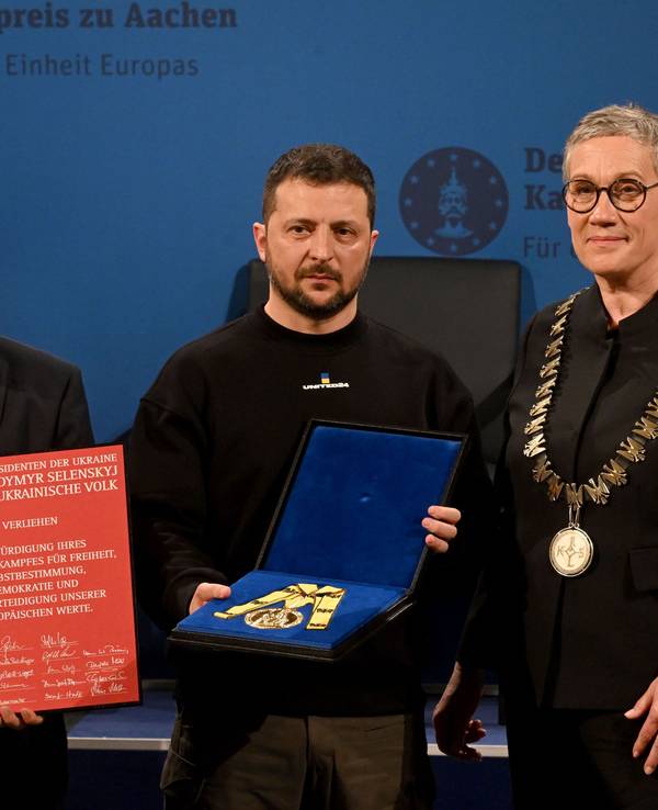 Wolodymyr Selenskyj (M) erhält am Sonntag (14. Mai 2023) den Karlspreis für Verdienste um die Einheit Europas von Sibylle Keupen (parteilos, r), Oberbürgermeisterin von Aachen, und Jürgen Linden (l), Vorsitzender der Gesellschaft zur Verleihung des Internationalen Karlspreises zu Aachen, im Krönungssaal des Rathauses.