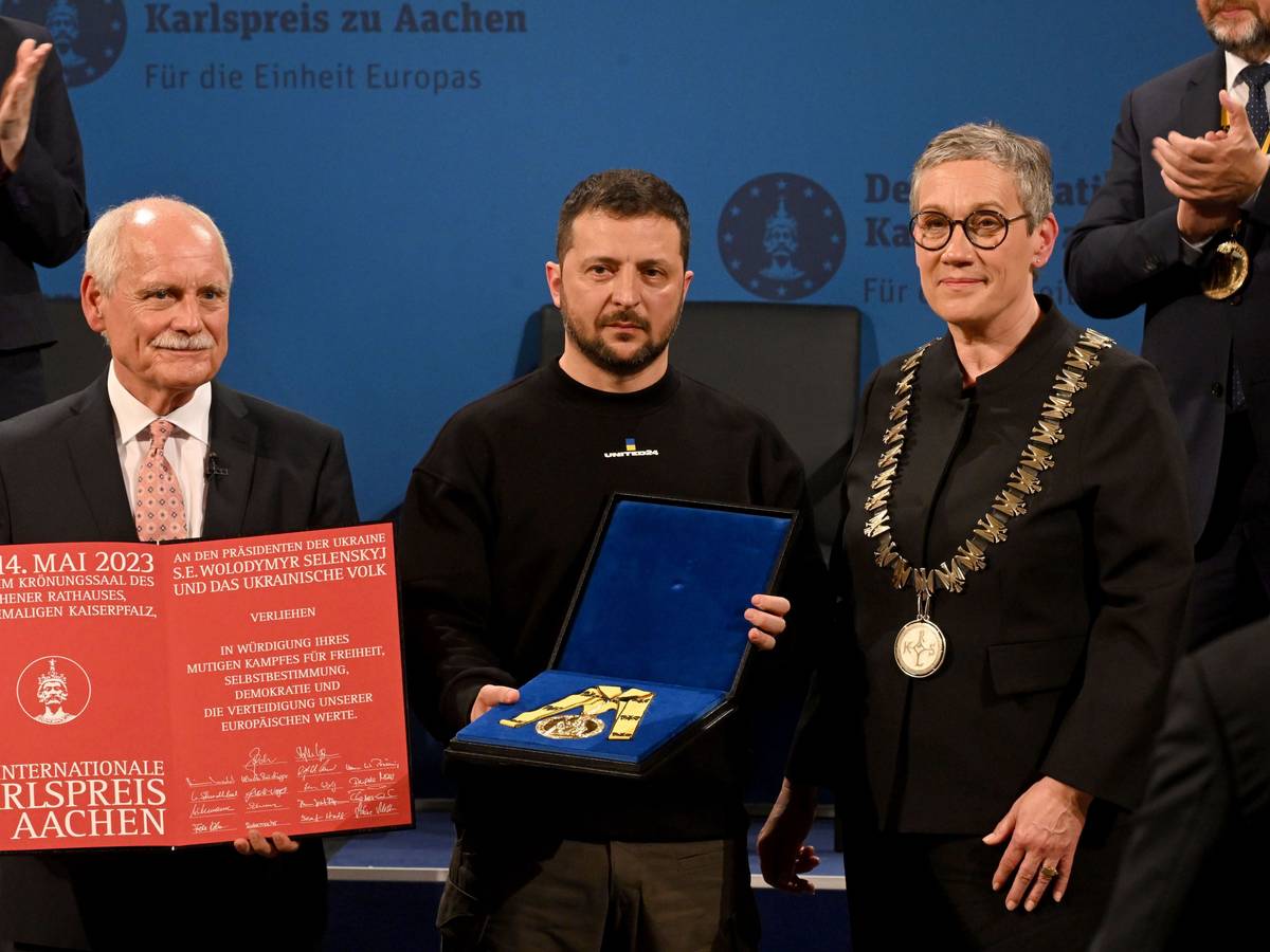 Wolodymyr Selenskyj (M) erhält am Sonntag (14. Mai 2023) den Karlspreis für Verdienste um die Einheit Europas von Sibylle Keupen (parteilos, r), Oberbürgermeisterin von Aachen, und Jürgen Linden (l), Vorsitzender der Gesellschaft zur Verleihung des Internationalen Karlspreises zu Aachen, im Krönungssaal des Rathauses.