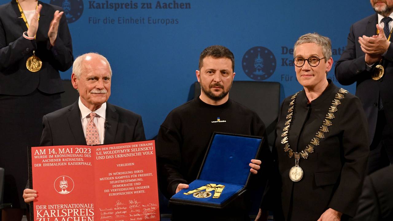 Wolodymyr Selenskyj (M) erhält am Sonntag (14. Mai 2023) den Karlspreis für Verdienste um die Einheit Europas von Sibylle Keupen (parteilos, r), Oberbürgermeisterin von Aachen, und Jürgen Linden (l), Vorsitzender der Gesellschaft zur Verleihung des Internationalen Karlspreises zu Aachen, im Krönungssaal des Rathauses.